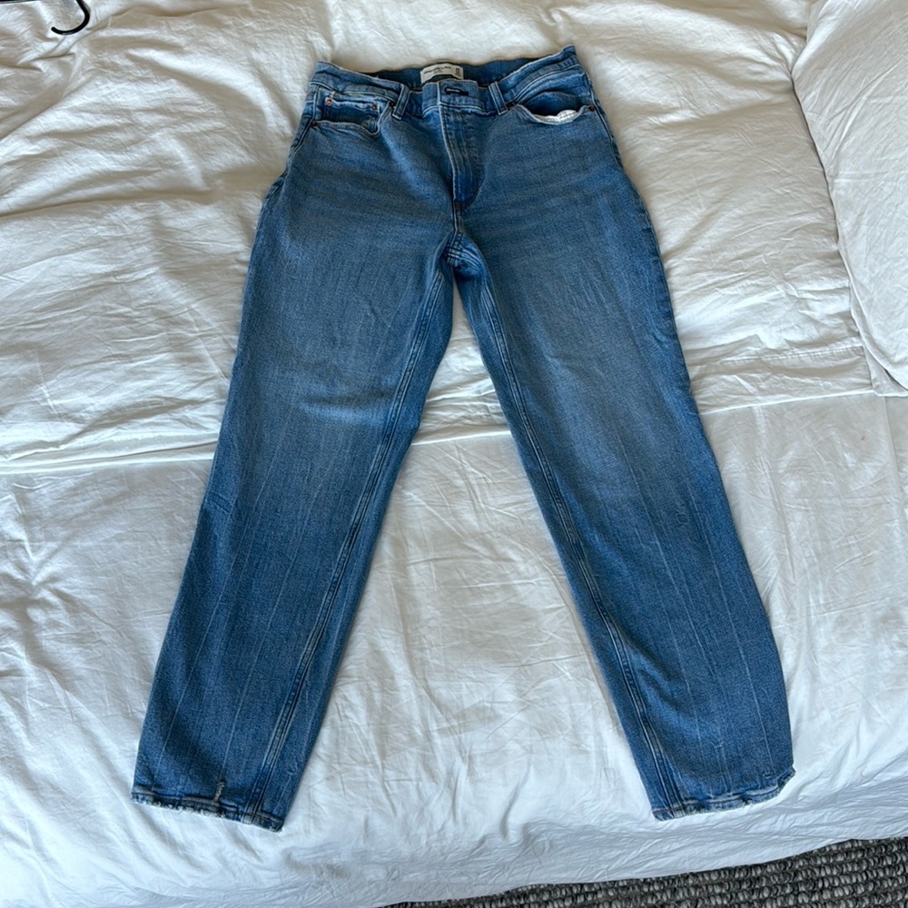 Abercrombie the mom high rise Jean